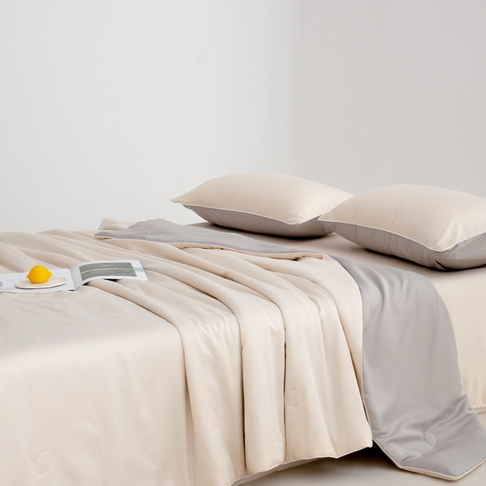 91家纺网 家纺一手货源 找家纺 仁凯家纺 2025新款A类莱赛尔天丝纤维夏凉被双拼色（20%莱赛尔天丝纤维填充，包过检）【提供买家秀】 奶昔白+冰川灰