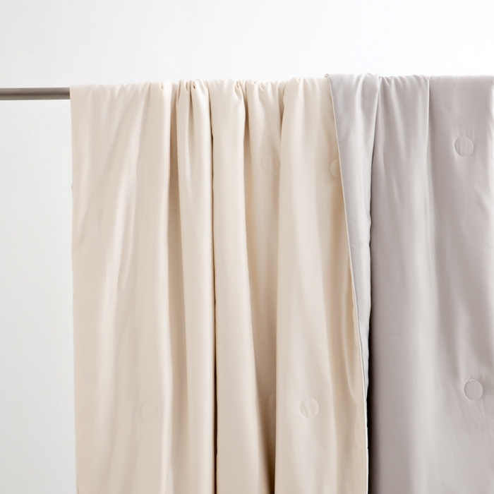 91家纺网 家纺一手货源 找家纺 仁凯家纺 2025新款A类莱赛尔天丝纤维夏凉被双拼色（20%莱赛尔天丝纤维填充，包过检）【提供买家秀】 奶昔白+冰川灰