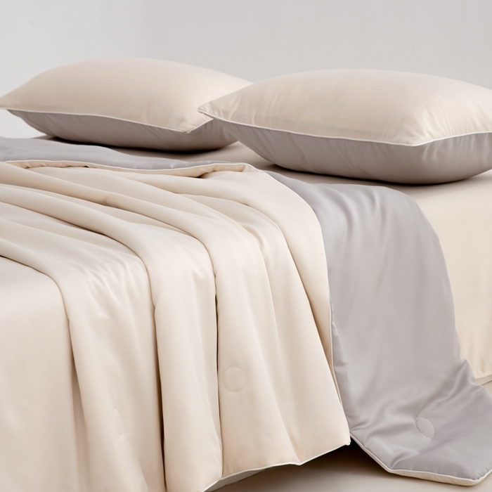 91家纺网 家纺一手货源 找家纺 仁凯家纺 2025新款A类莱赛尔天丝纤维夏凉被双拼色（20%莱赛尔天丝纤维填充，包过检）【提供买家秀】 奶昔白+冰川灰