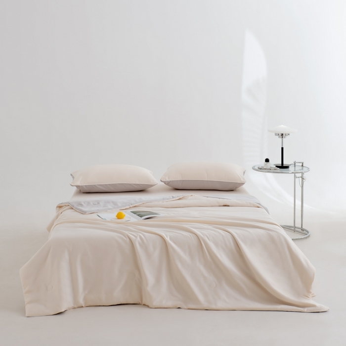 91家纺网 家纺一手货源 找家纺 仁凯家纺 2025新款A类莱赛尔天丝纤维夏凉被双拼色（20%莱赛尔天丝纤维填充，包过检）【提供买家秀】 奶昔白+冰川灰