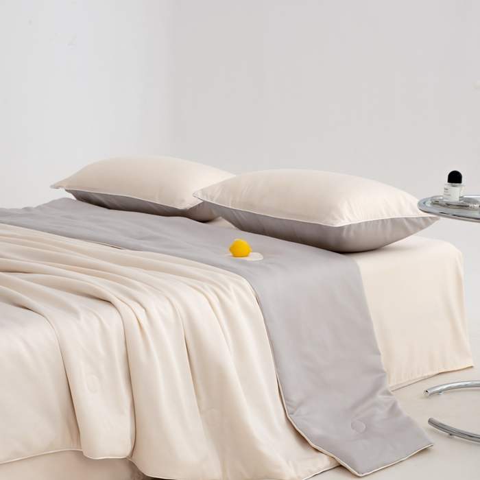 91家纺网 家纺一手货源 找家纺 仁凯家纺 2025新款A类莱赛尔天丝纤维夏凉被双拼色（20%莱赛尔天丝纤维填充，包过检）【提供买家秀】 奶昔白+冰川灰