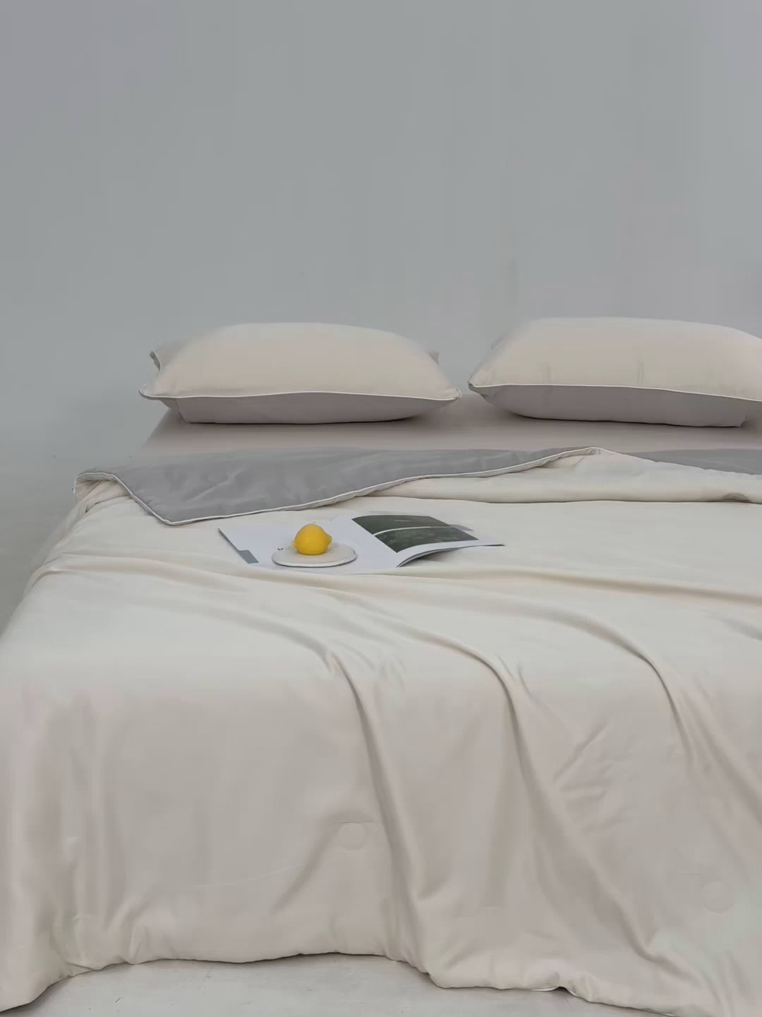 91家纺网 家纺一手货源 找家纺 仁凯家纺 2025新款A类莱赛尔天丝纤维夏凉被双拼色（20%莱赛尔天丝纤维填充，包过检）【提供买家秀】 奶昔白+冰川灰