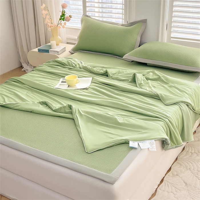 91家纺网 家纺一手货源 找家纺 雯豆家纺 2025夏季新款凉感丝夏被空调被冰丝凉感被芯纯色跑量款被子 凉感丝夏被-牛油果绿