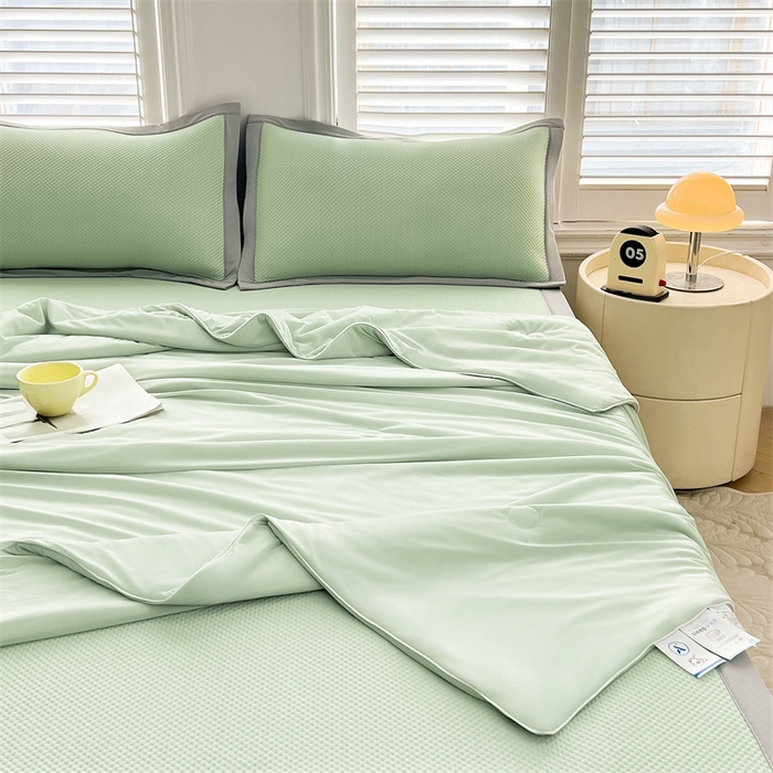 91家纺网 家纺一手货源 找家纺 雯豆家纺 2025夏季新款凉感丝夏被空调被冰丝凉感被芯纯色跑量款被子 凉感丝夏被-淡雅绿