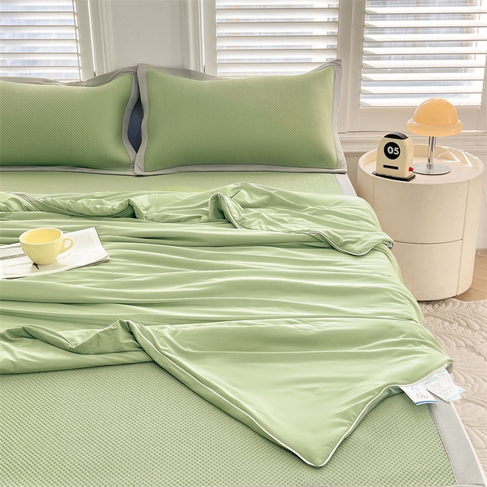 91家纺网 家纺一手货源 找家纺 雯豆家纺 2025夏季新款凉感丝夏被空调被冰丝凉感被芯纯色跑量款被子 凉感丝夏被-牛油果绿