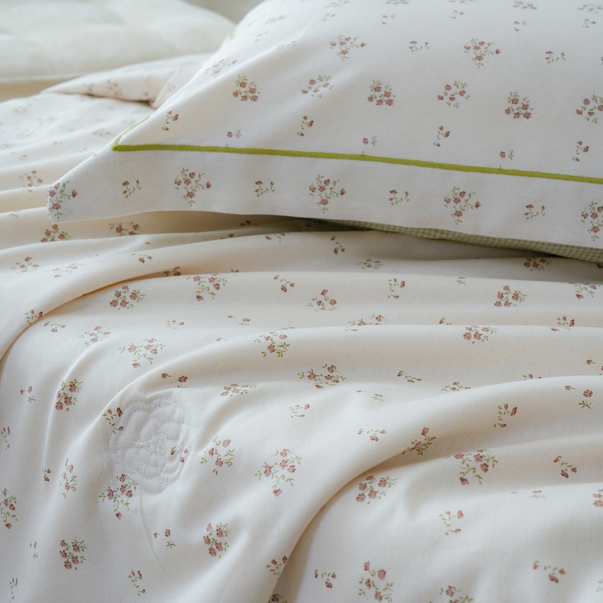 91家纺网 家纺一手货源 找家纺 丽卡家纺 2025新款小清新全棉纯棉夏被夏凉被空调被四件套 香雪海-绿