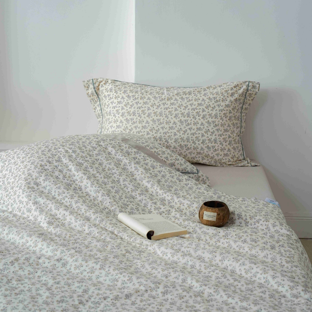 91家纺网 家纺一手货源 找家纺 丽卡家纺 2025新款小清新全棉纯棉夏被夏凉被空调被四件套 落雁花影-白