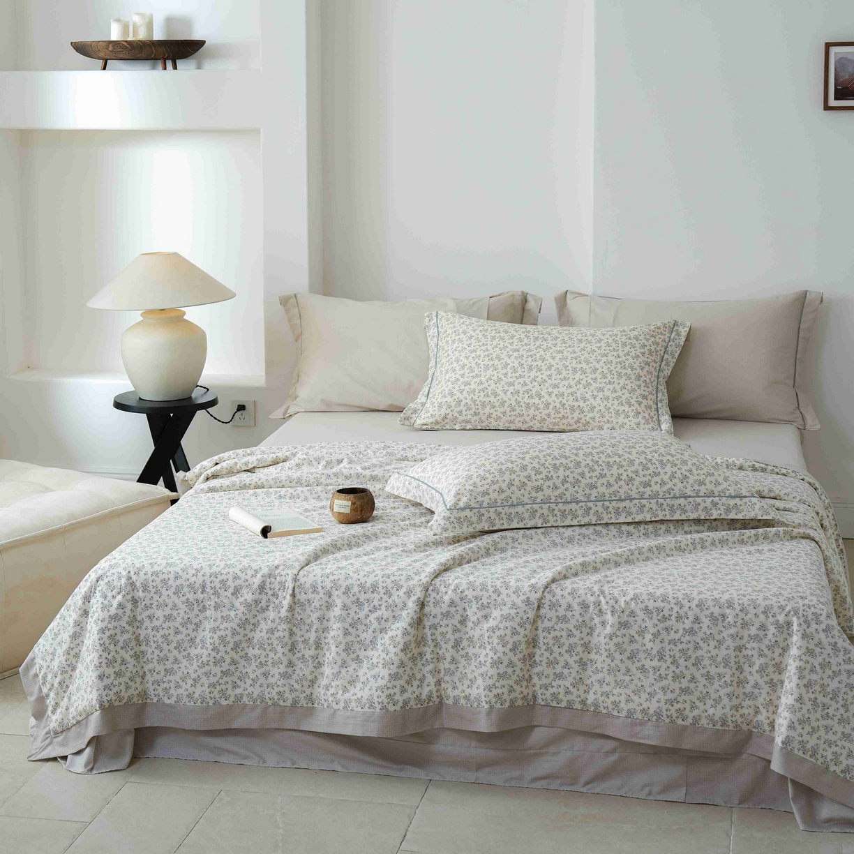 91家纺网 家纺一手货源 找家纺 丽卡家纺 2025新款小清新全棉纯棉夏被夏凉被空调被四件套 落雁花影-白