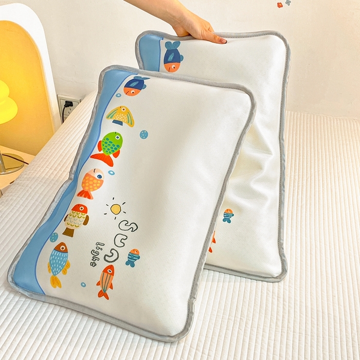 91家纺网 家纺一手货源 找家纺 大黄蜂家居家纺 2025新款冰丝提花三明治夹层透气枕套 快乐小鱼