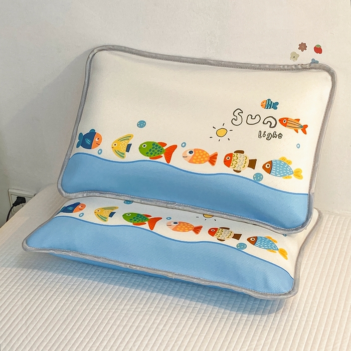 91家纺网 家纺一手货源 找家纺 大黄蜂家居家纺 2025新款冰丝提花三明治夹层透气枕套 快乐小鱼