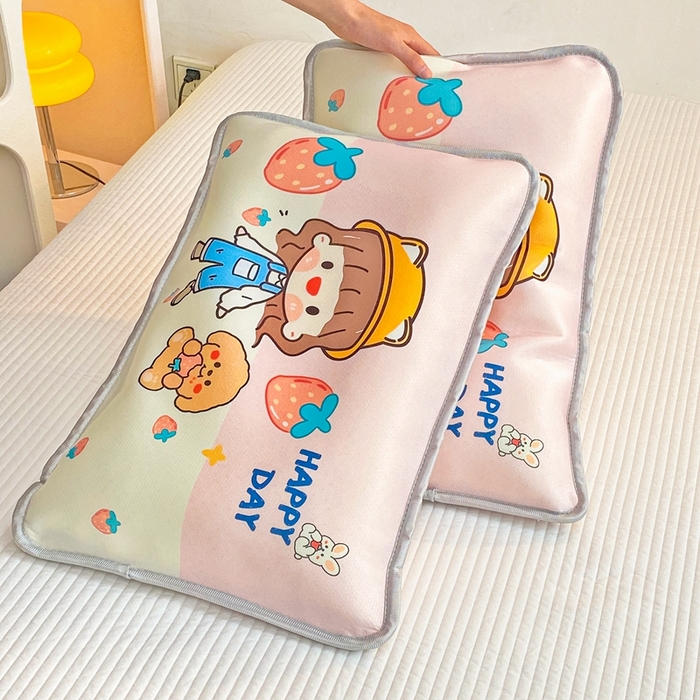 91家纺网 家纺一手货源 找家纺 大黄蜂家居家纺 2025新款冰丝提花三明治夹层透气枕套 草莓女孩