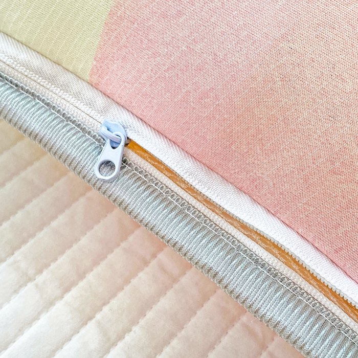 91家纺网 家纺一手货源 找家纺 大黄蜂家居家纺 2025新款冰丝提花三明治夹层透气枕套 草莓女孩