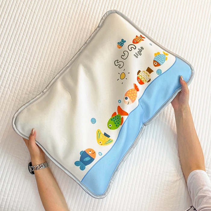 91家纺网 家纺一手货源 找家纺 大黄蜂家居家纺 2025新款冰丝提花三明治夹层透气枕套 快乐小鱼