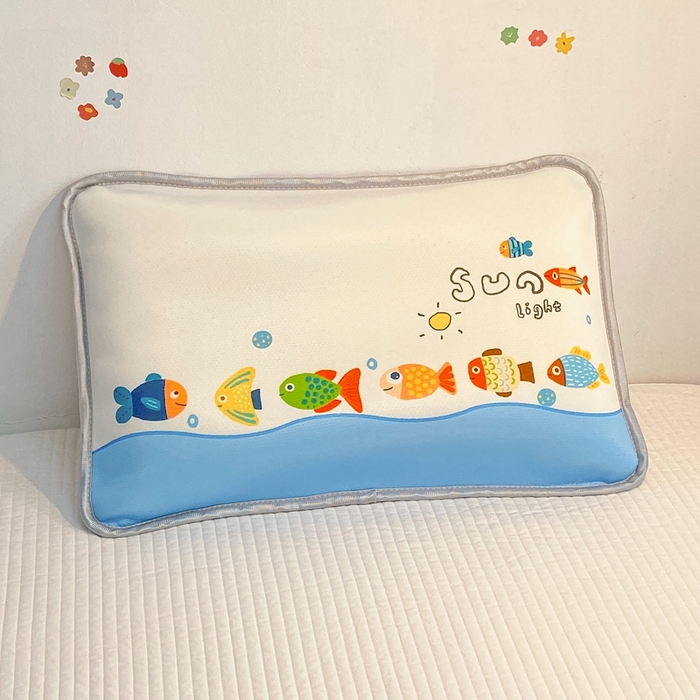 91家纺网 家纺一手货源 找家纺 大黄蜂家居家纺 2025新款冰丝提花三明治夹层透气枕套 快乐小鱼