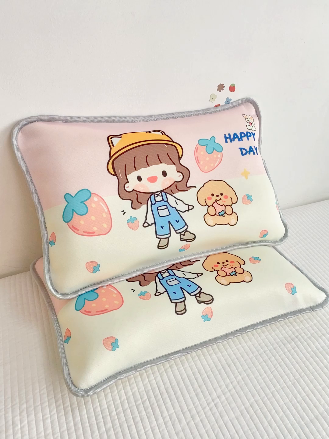 91家纺网 家纺一手货源 找家纺 大黄蜂家居家纺 2025新款冰丝提花三明治夹层透气枕套 草莓女孩