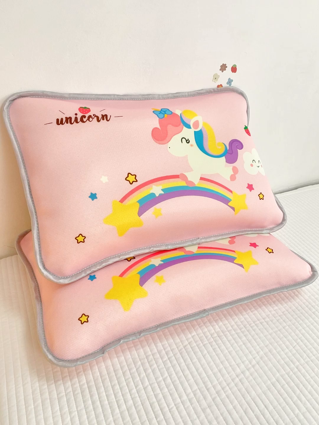 91家纺网 家纺一手货源 找家纺 大黄蜂家居家纺 2025新款冰丝提花三明治夹层透气枕套 彩虹小马