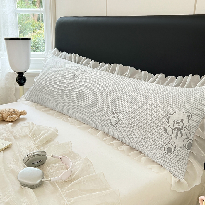 91家纺网 家纺一手货源 找家纺 梦舒羽 2025春夏新款冰豆豆花边双人单枕套枕套单件 冰豆豆-小熊灰