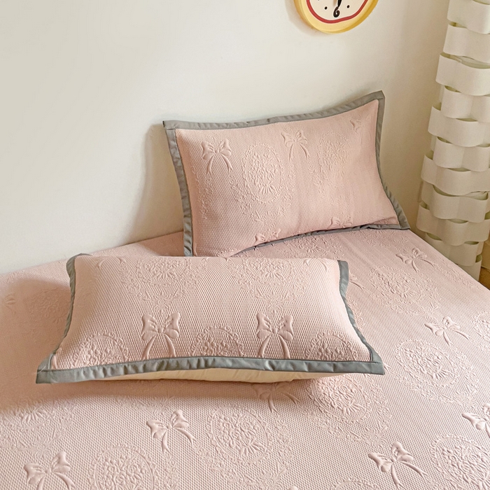 91家纺网 家纺一手货源 找家纺 富馨莱 2025春夏新款公主仙女风480克PE凉感凉豆豆床裙凉席三件套 蝴蝶结-粉床裙款