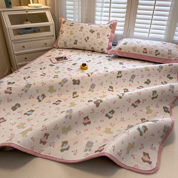 91家纺网 家纺一手货源 找家纺 迪乐妮 2025新款真冰藤印花床笠款凉席 小熊乐园-粉