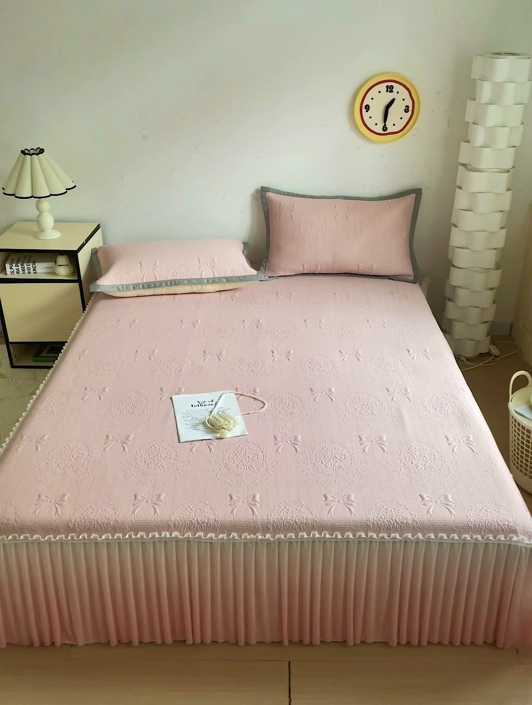 91家纺网 家纺一手货源 找家纺 富馨莱 2025春夏新款公主仙女风480克PE凉感凉豆豆床裙凉席三件套 蝴蝶结-粉床裙款