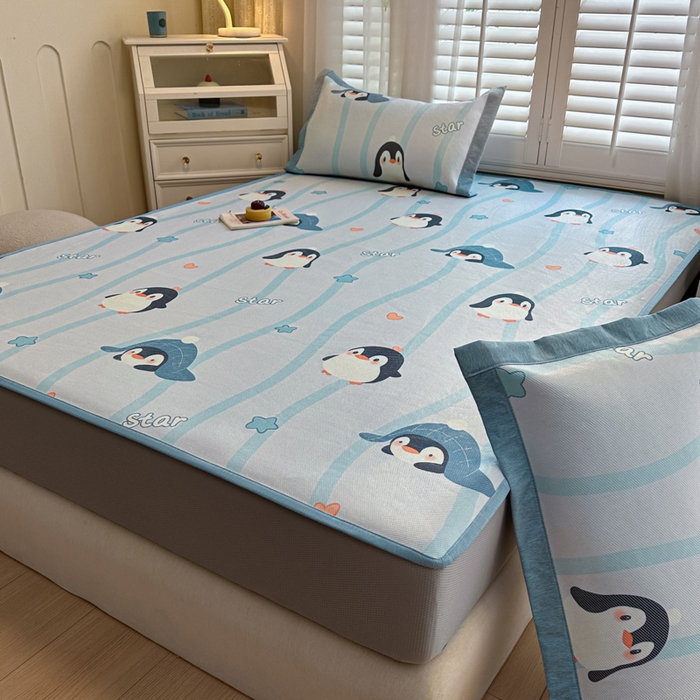 91家纺网 家纺一手货源 找家纺 迪乐妮 2025新款真冰藤印花床笠款凉席 小企鹅