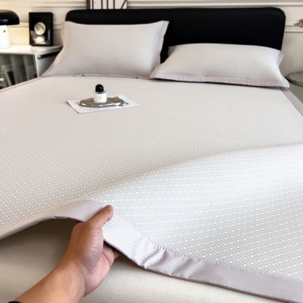 91家纺网 家纺一手货源 找家纺 （总）倾慕家纺 2025新款PE40肌理提花贴标席子凉席-床席款