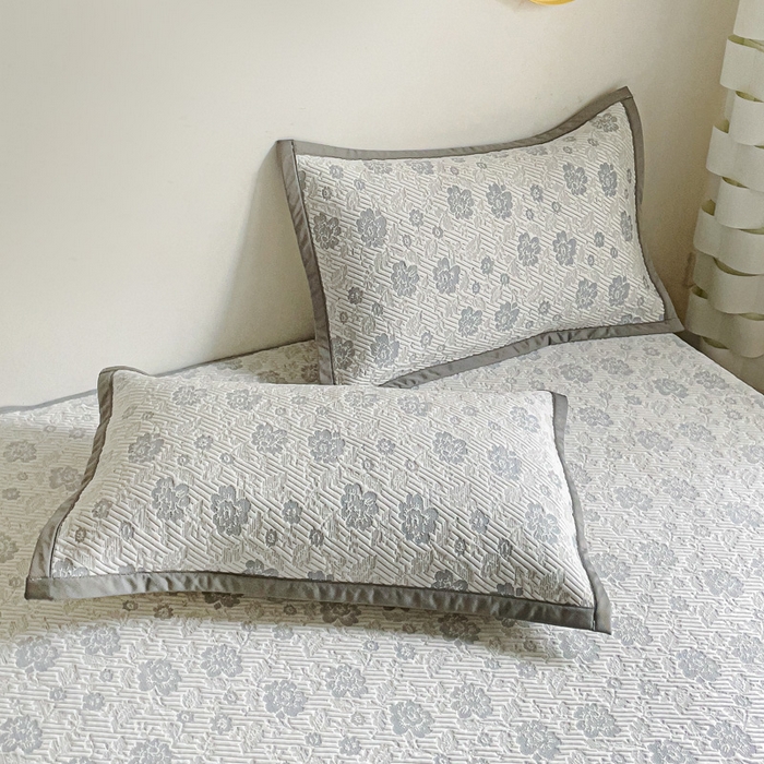 91家纺网 家纺一手货源 找家纺 富馨莱 2025春夏新款公主仙女风480克PE凉感凉豆豆床裙凉席三件套 玫瑰花园-灰床裙款