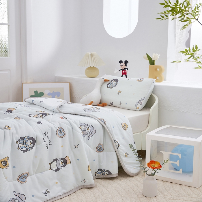 91家纺网 家纺一手货源 找家纺 丝涟家居 2025新款A类卡通小清新双面印花凉感丝夏被企鹅乐园