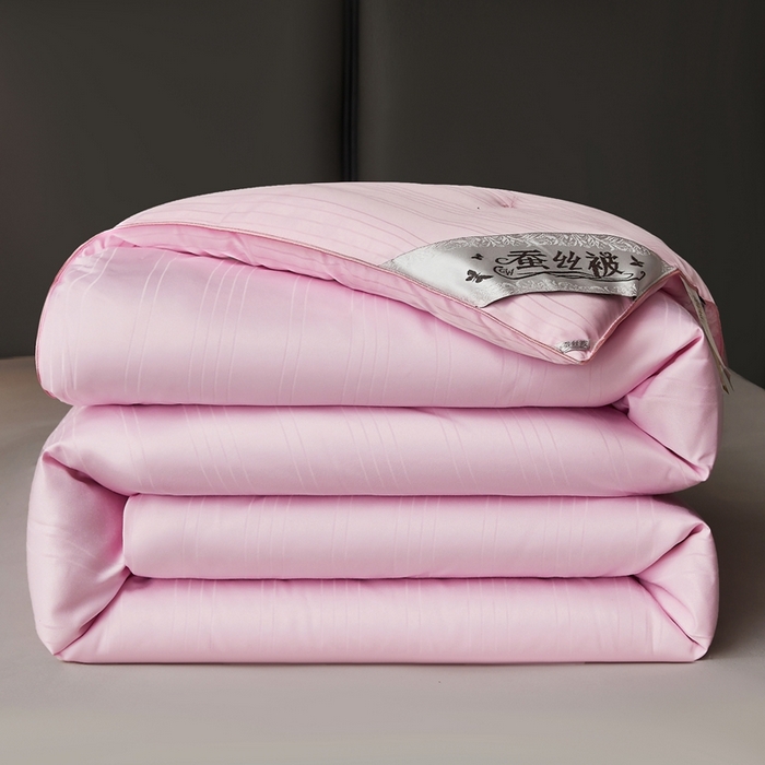 91家纺网 家纺一手货源 找家纺 金同成家纺 2025新款缎条蚕丝被春秋被子母被冬被子被芯 樱花粉