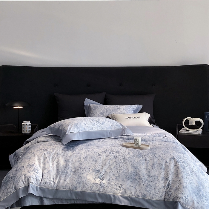 91家纺网 家纺一手货源 找家纺 佳汐蓝2025新款典雅诗意花卉全棉印花四件套券后不低于438/458元 雾隐巴黎-蓝柳色