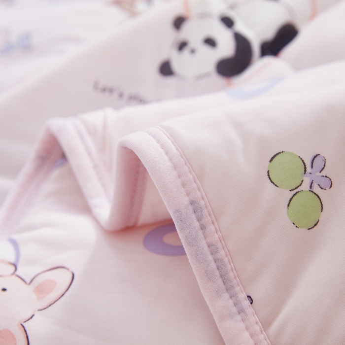 91家纺网 家纺一手货源 找家纺 丝涟家居 2025新款A类卡通小清新双面印花凉感丝夏被玩具乐园