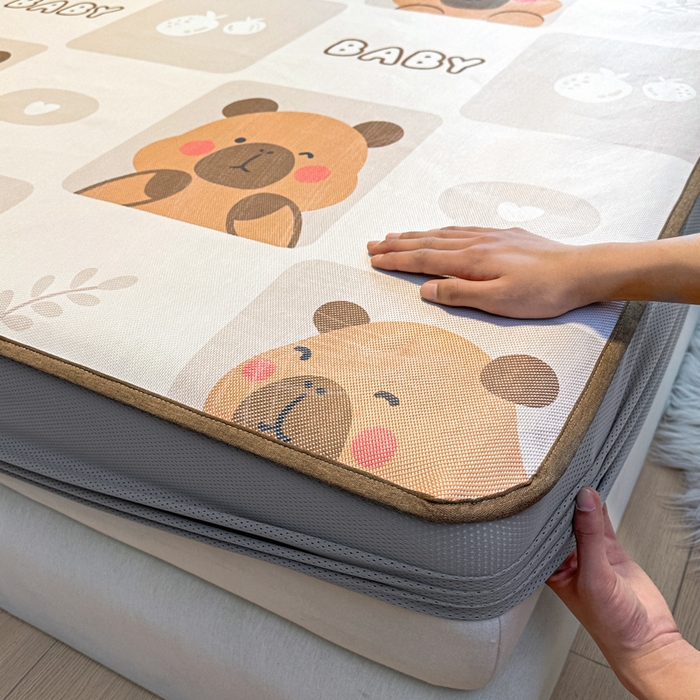 91家纺网 家纺一手货源 找家纺 迪乐妮 2025新款真冰藤印花床笠款凉席 卡比巴拉