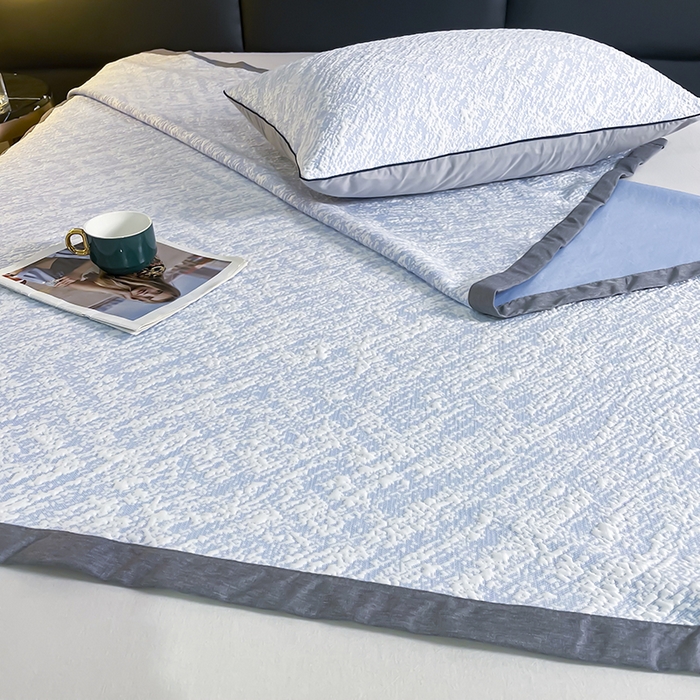 91家纺网 家纺一手货源 找家纺 锦罗绣 2025春夏新款PE中分子凉感提花软凉席席子 流金岁月-蓝 床单款