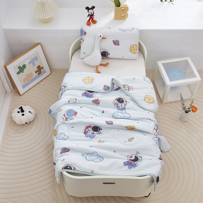 91家纺网 家纺一手货源 找家纺 丝涟家居 2025新款A类卡通小清新双面印花凉感丝夏被宇航员