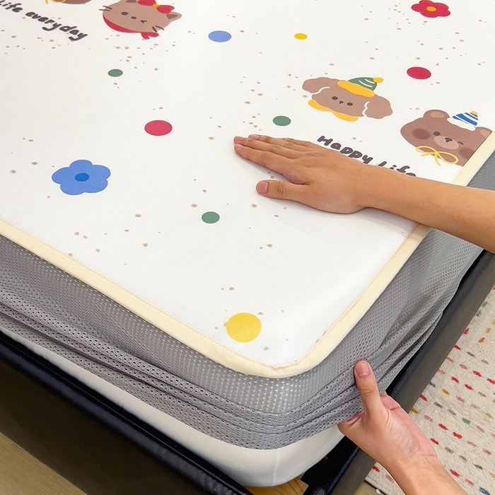 91家纺网 家纺一手货源 找家纺 摩妮卡 2025新款小清新碳光冰丝软席床笠款单床笠三件套 彩点萌友