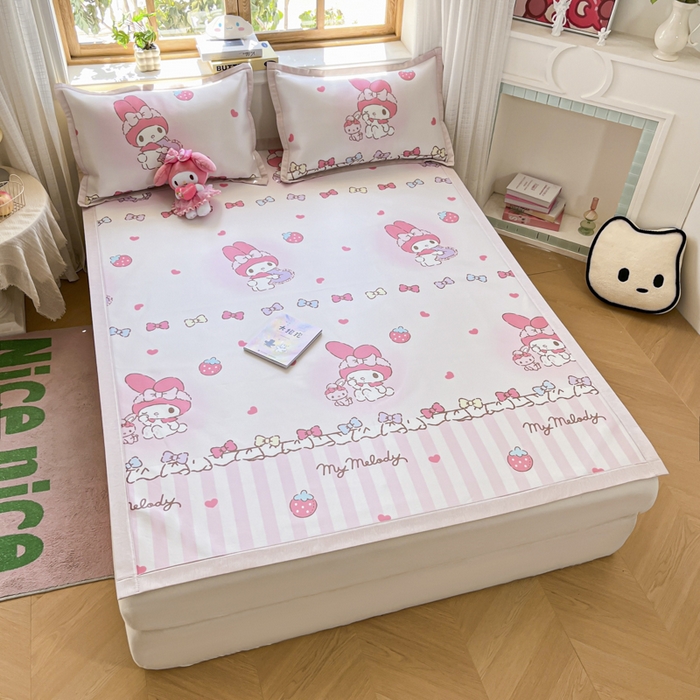 91家纺网 家纺一手货源 找家纺 博雅 2025新款三丽欧A类小版数码印花1200D冰丝凉席凉席席子 草莓条纹美乐蒂