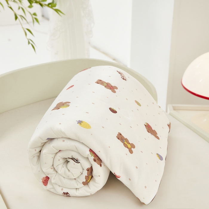 91家纺网 家纺一手货源 找家纺 丝涟家居 2025新款A类双面针织棉卡通小清新滚绳工艺夏被草莓熊