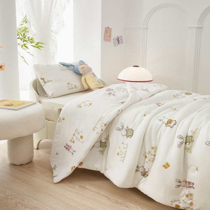 91家纺网 家纺一手货源 找家纺 丝涟家居 2025新款A类双面针织棉卡通小清新滚绳工艺夏被田园兔