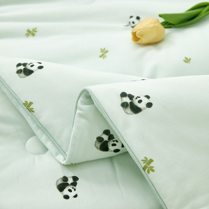 91家纺网 家纺一手货源 找家纺 丝涟家居 2025新款A类双面针织棉卡通小清新滚绳工艺夏被熊猫乐园