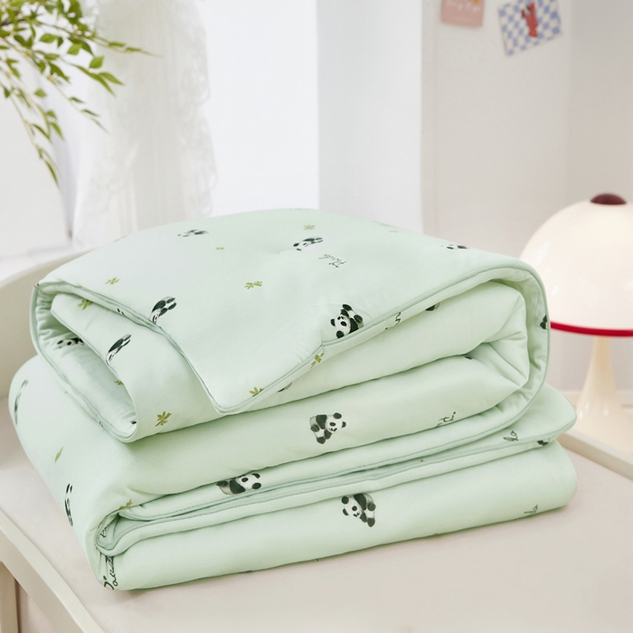 91家纺网 家纺一手货源 找家纺 丝涟家居 2025新款A类双面针织棉卡通小清新滚绳工艺夏被熊猫乐园