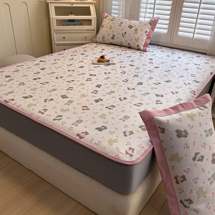 91家纺网 家纺一手货源 找家纺 迪乐妮 2025新款真冰藤印花床笠款凉席 小熊乐园-粉