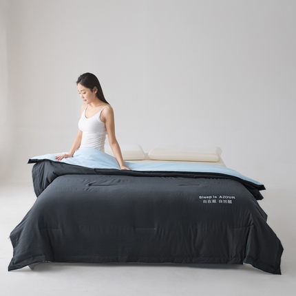 91家纺网 家纺一手货源 找家纺 闲鱼家纺 2025新款某朵同款深睡Pro夏被 自在眠  自然醒 深灰+克莱茵蓝