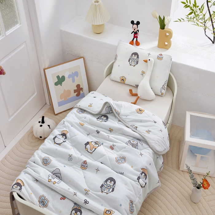 91家纺网 家纺一手货源 找家纺 丝涟家居 2025新款A类卡通小清新双面印花凉感丝夏被企鹅乐园