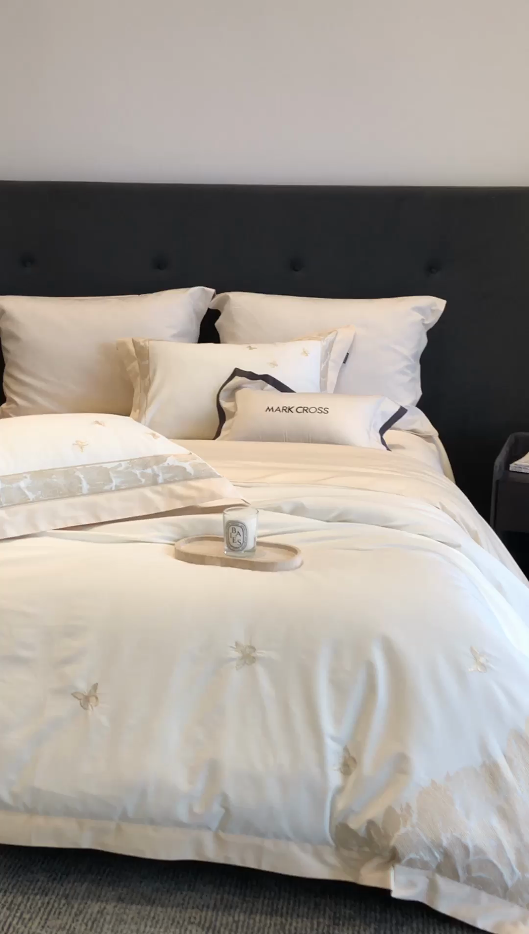 91家纺网 家纺一手货源 找家纺 佳汐蓝2025新款清雅自然刺绣黄金棉系列四件套价格表券后不低于498/518元 春野浮绿-奶杏白