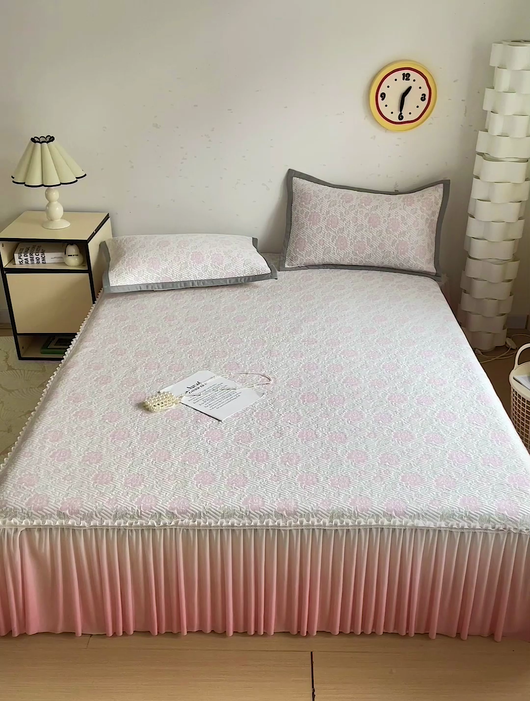 91家纺网 家纺一手货源 找家纺 富馨莱 2025春夏新款公主仙女风480克PE凉感凉豆豆床裙凉席三件套 玫瑰花园-粉床裙款