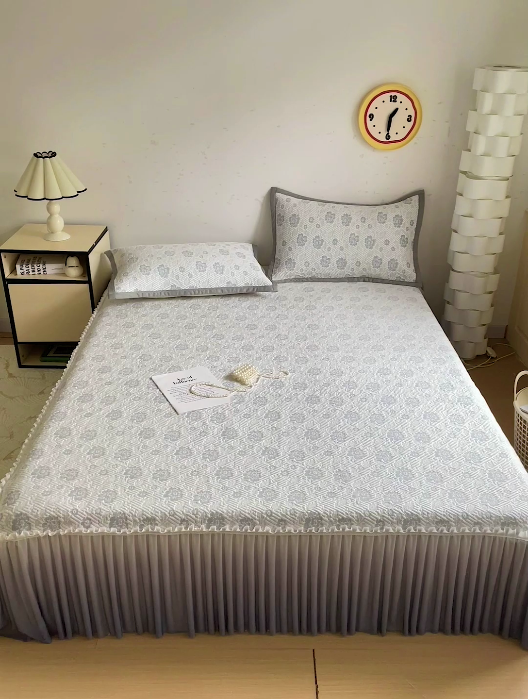 91家纺网 家纺一手货源 找家纺 富馨莱 2025春夏新款公主仙女风480克PE凉感凉豆豆床裙凉席三件套 玫瑰花园-灰床裙款