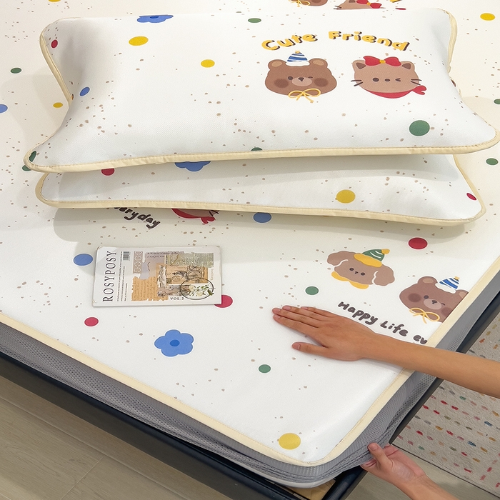 91家纺网 家纺一手货源 找家纺 摩妮卡 2025新款小清新碳光冰丝软席床笠款单床笠三件套 彩点萌友