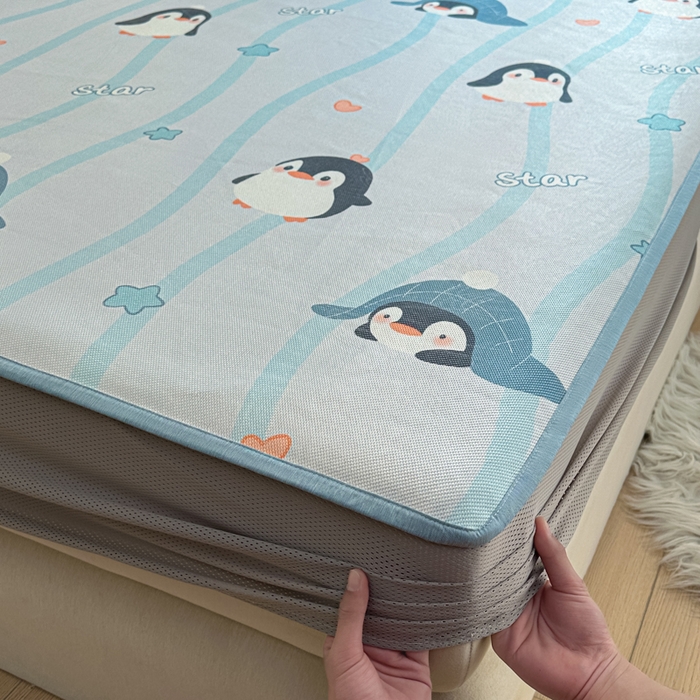 91家纺网 家纺一手货源 找家纺 迪乐妮 2025新款真冰藤印花床笠款凉席 小企鹅