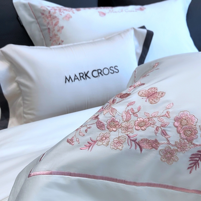 91家纺网 家纺一手货源 找家纺 佳汐蓝2025新款清雅自然刺绣黄金棉系列四件套价格表券后不低于498/518元 苏莉春天-羽缎白