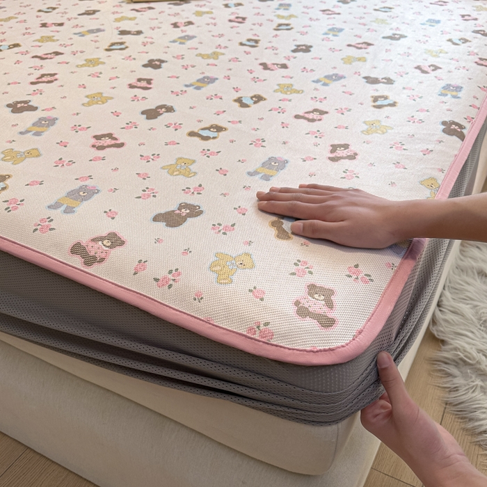 91家纺网 家纺一手货源 找家纺 迪乐妮 2025新款真冰藤印花床笠款凉席 小熊乐园-粉